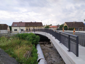 Zbrusu nový most přes řeku Bradavu mají ve Spáleném Poříčí, už po něm mohou jezdit i automobily