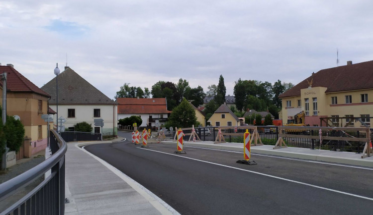 Zbrusu nový most přes řeku Bradavu mají ve Spáleném Poříčí, už po něm mohou jezdit i automobily