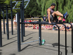 Ve Chvojkových lomech vznikla zbrusu nová venkovní tělocvična, obvod do budoucna počítá s jejím rozšířením