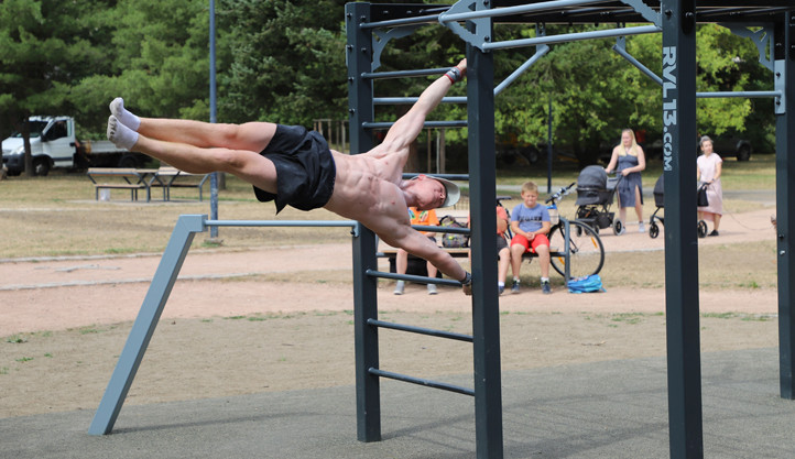 Ve Chvojkových lomech vznikla zbrusu nová venkovní tělocvična, obvod do budoucna počítá s jejím rozšířením