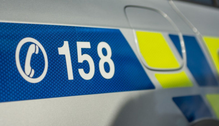 Muž nafackoval zloději. Ten na něj vytáhl mačetu