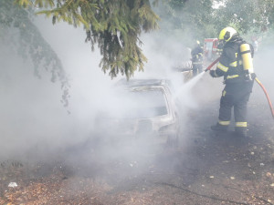 Požár zcela zdemoloval elektromobil, hořet začal při nabíjení v chatové kolonii