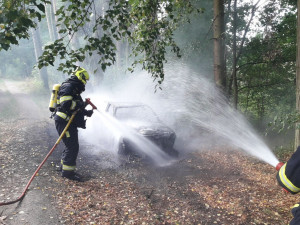 Požár zcela zdemoloval elektromobil, hořet začal při nabíjení v chatové kolonii