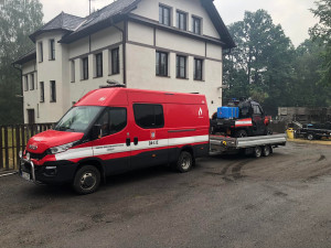 S požárem v Českém Švýcarsku bojují i desítky profesionálních a dobrovolných hasičů z Plzeňského kraje