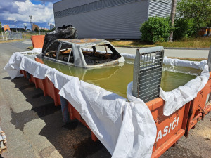 Po uhašení plamenů pak skončilo vozidlo v kontejneru s vodou, kde hasiči pokračovali s jeho ochlazováním.