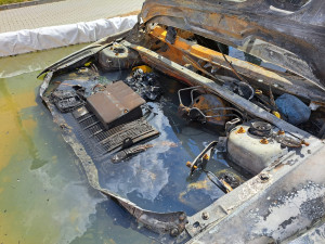 Po uhašení plamenů pak skončilo vozidlo v kontejneru s vodou, kde hasiči pokračovali s jeho ochlazováním.