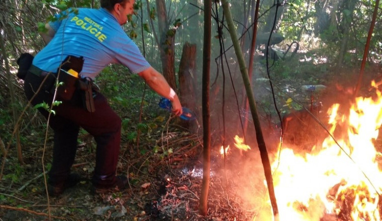 Do příjezdu hasičů se snažili strážníci zabránit dalšímu rozšiřování požáru