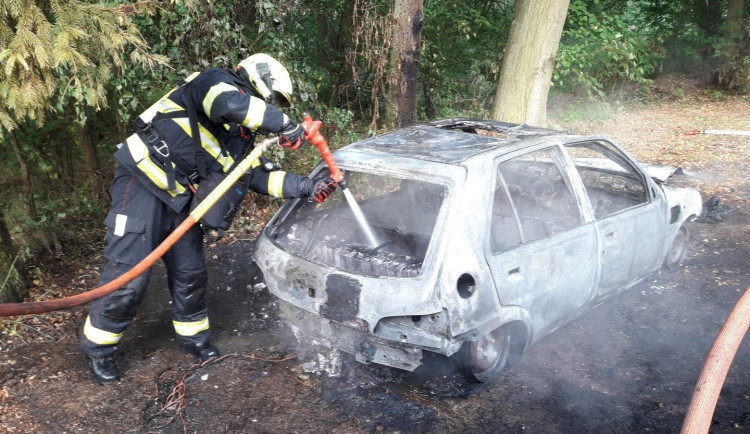 Hasiči likvidovali v chatové oblasti požár malého elektromobilu