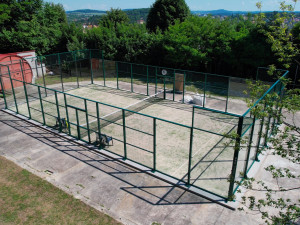 Padel si na západě Čech zahrajete jedině v Klatovech, kde vyrostl nový unikátní kurt