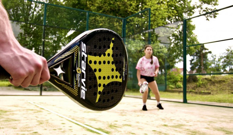 Padel si na západě Čech zahrajete jen v Klatovech, kde vyrostl nový unikátní kurt