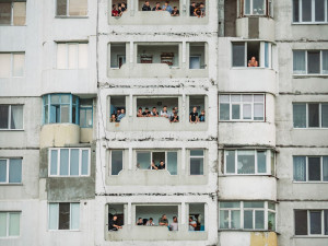 Utkání sledovali diváci i z oken domů u stadionu