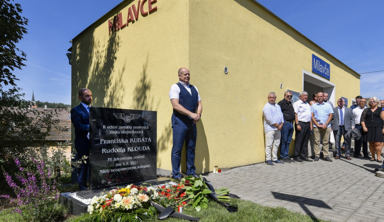 Strojvedoucím, kteří zemřeli loni při srážce vlaků v Milavčích, odhalili na nádraží pomníček