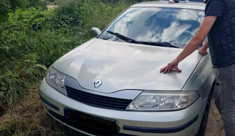 Policie během půl hodiny bleskově dopadla dva zloděje, předli ženu v autě a ukradli ji 100 tisíc korun