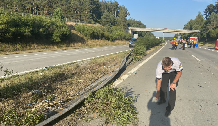Kamion přeletěl přes svodidla do protisměru, kde zmasakroval rodinu v osobním automobilu