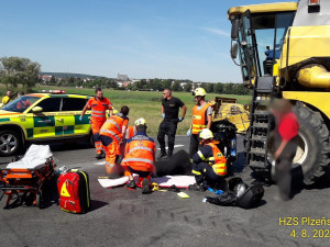 Motorkář se na křižovatce doslova zasekl pod kombajn, který mu nedal přednost. Jezdec utrpěl těžká zranění
