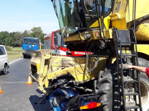 Motorkář se na křižovatce doslova zasekl pod kombajn, který mu nedal přednost. Jezdec utrpěl těžká zranění