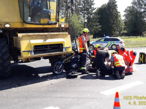Motorkář se na křižovatce doslova zasekl pod kombajn, který mu nedal přednost. Jezdec utrpěl těžká zranění