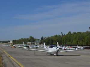 FOTO: Piloti protestovali proti rušení letiště, vyskládali na dráhu desítky letadel