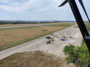 FOTO: Piloti protestovali proti rušení letiště, vyskládali na dráhu desítky letadel