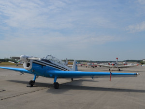 FOTO: Piloti protestovali proti rušení letiště, vyskládali na dráhu desítky letadel