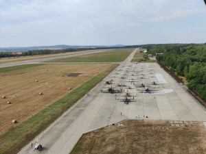 FOTO: Piloti protestovali proti uvažovanému rušení letiště, vyskládali na dráhu desítky letadel