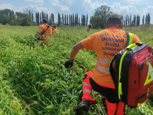 Záchranáři se ke zraněnému dostávali přes obtížně přístupný terén