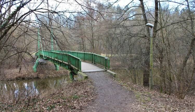 Začíná oprava Slunečné lávky přes Radbuzu v Českém údolí, potrvá měsíc a bude stát dva miliony