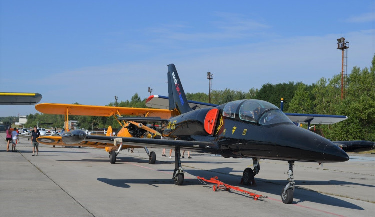 FOTO: Piloti protestovali proti rušení letiště, vyskládali na dráhu desítky letadel