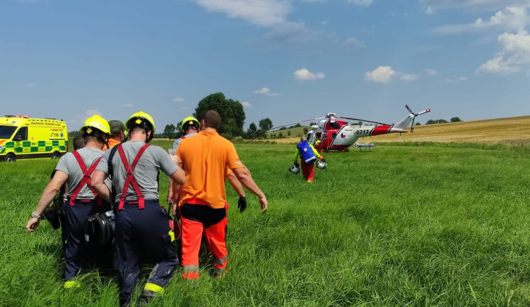 Transport zraněného parašutisty k vrtulníku letecké záchranné služby