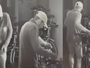 VIDEO: Zloděj kradl kolo na chodbě domu přímo pod bezpečnostní kamerou, teď po něm pátrá policie