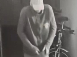 Zloděj kradl kolo na chodbě domu přímo pod bezpečnostní kamerou, teď po něm pátrá policie