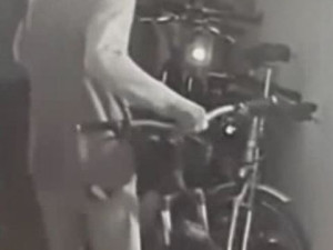Zloděj kradl kolo na chodbě domu přímo pod bezpečnostní kamerou, teď po něm pátrá policie