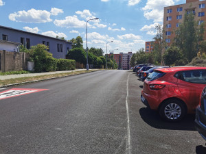 Do opravené Komenského ulice se mohli řidiči vrátit o měsíc dříve oproti původnímu plánu