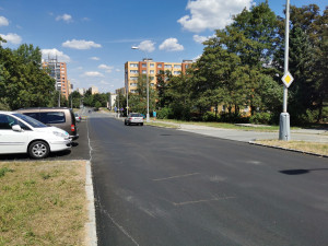 Do opravené Komenského ulice se mohli řidiči vrátit o měsíc dříve oproti původnímu plánu