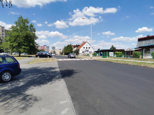 Do opravené Komenského ulice se mohli řidiči vrátit o měsíc dříve oproti původnímu plánu