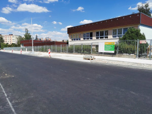 Do opravené Komenského ulice se mohli řidiči vrátit o měsíc dříve oproti původnímu plánu