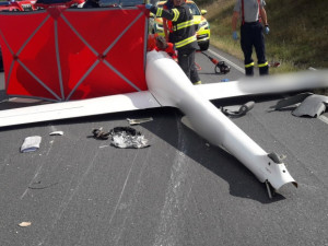 Policie hledá všechny svědky tragické nehody, při níž se větroň zřítil přímo na projíždějící automobil