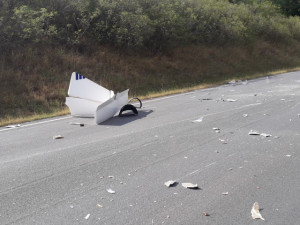 Policie hledá všechny svědky tragické nehody, při níž se větroň zřítil přímo na projíždějící automobil