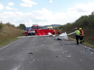 Policie hledá všechny svědky tragické nehody, při níž se větroň zřítil přímo na projíždějící automobil