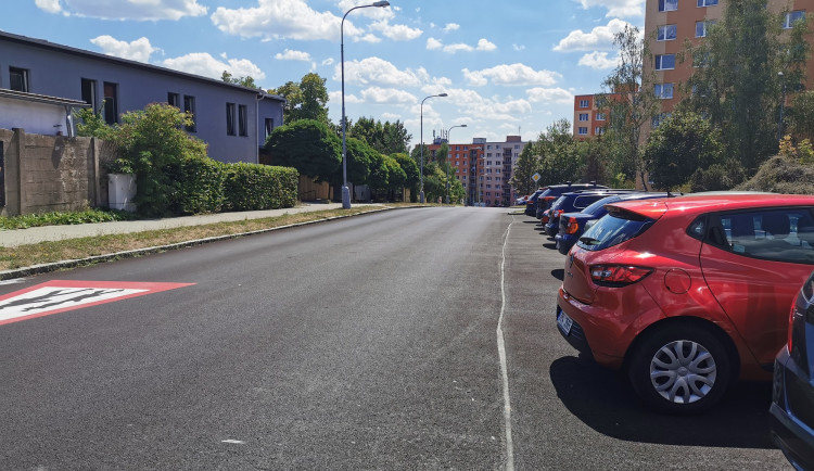 Do opravené Komenského ulice se mohli řidiči vrátit o měsíc dříve oproti původnímu plánu