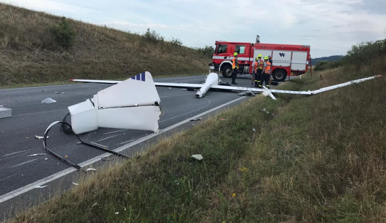Policie hledá všechny svědky tragické nehody, při níž se větroň zřítil přímo na projíždějící automobil
