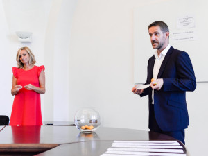 Strany a hnutí kandidující v Plzni v komunálních volbách už znají čísla na hlasovacím lístku, určil je los