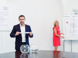 Strany a hnutí kandidující v Plzni v komunálních volbách už znají čísla na hlasovacím lístku, určil je los