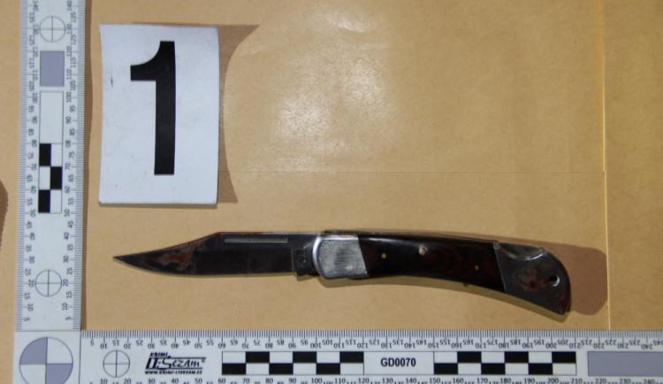 Krvavá řež na ubytovně, cizinec vytáhl nůž na svého mladšího spolubydlícího a pobodal ho