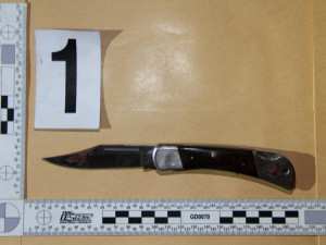 Krvavá řež na ubytovně, cizinec vytáhl nůž na svého mladšího spolubydlícího a pobodal ho