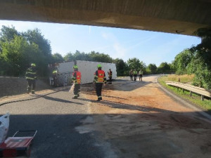 Kamion vletěl rychle do zatáčky a převrátil se na bok, hasiči museli z kabiny vyprostit psa