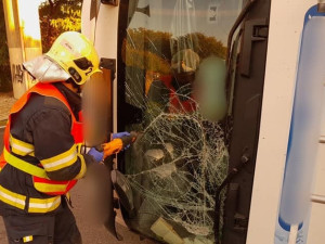 Kamion vletěl rychle do zatáčky a převrátil se na bok, hasiči museli z kabiny vyprostit psa