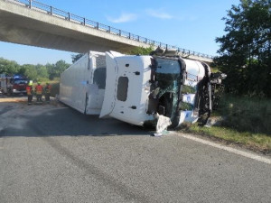 Kamion vletěl rychle do zatáčky a převrátil se na bok, hasiči museli z kabiny vyprostit psa