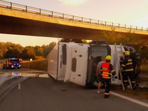Kamion vletěl rychle do zatáčky a převrátil se na bok, hasiči museli z kabiny vyprostit psa