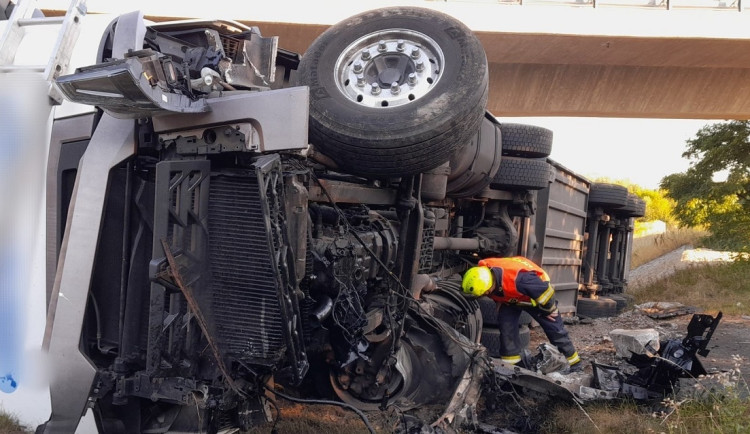 Kamion vletěl rychle do zatáčky a převrátil se na bok, hasiči museli z kabiny vyprostit psa